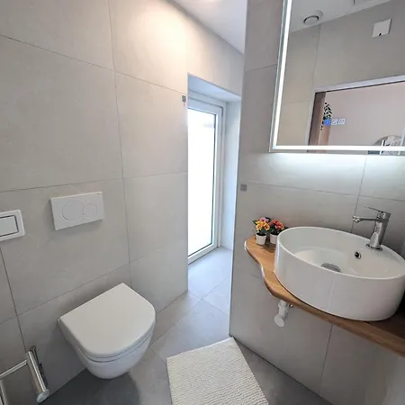 6 - Sonniges Mit Grossem Balkon, Parkplatz & Seezugang Apartman